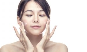 “Skin gritting” – phương pháp làm sạch bã nhờn và mụn đầu đen