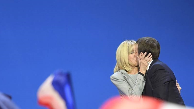 Tân tổng thống Pháp Macron: Khi tình yêu làm nên chiến thắng
