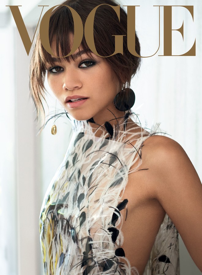 Zendaya vừa sở hữu trang bìa Vogue danh giá đầu tiên cho mình. Trên trang bìa Vogue Mỹ tháng Sáu, nữ diễn viên gợi cảm trong một thiết kế đính lông vũ của Calvin Klein.