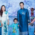 Gia đình Phan Anh mặc áo dài diễn thời trang