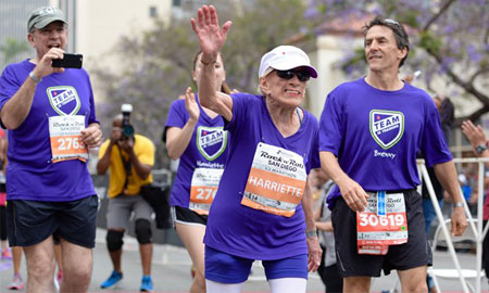 Cụ bà mắc bệnh ung thư lập kỷ lục chạy marathon ở tuổi 94