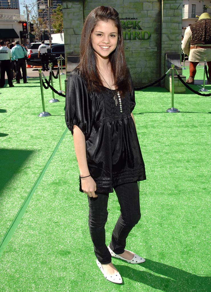 Năm 2007, Selena Gomez chỉ vừa 14 tuổi nhưng cô đã là một trong những tên tuổi nổi tiếng của kênh Disney. Selena chọn cho mình một bộ cánh đơn giản và hợp lứa tuổi tại sự kiện ra mắt bộ phim Shrek.