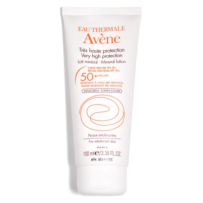 Avène Very High Protection Mineral Cream 50+ chứa vitamin E giúp giảm sự tổn thương tế bào do các gốc tự do gây ra, cùng nước khoáng Avène có tác dụng làm dịu và chống kích ứng da. Giá tham khảo: 750.000VND 
