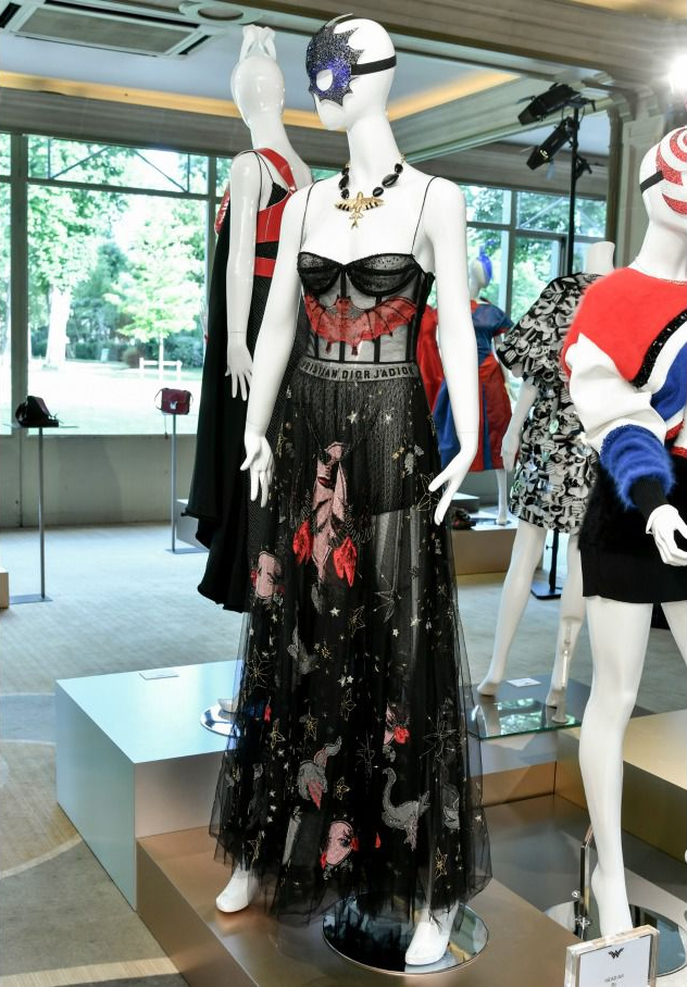 Thiết kế mới nhất của Dior do giám đốc sáng tạo mới Maria Grazia Chiuri thực hiện cũng góp mặt trong buổi đấu giá này.