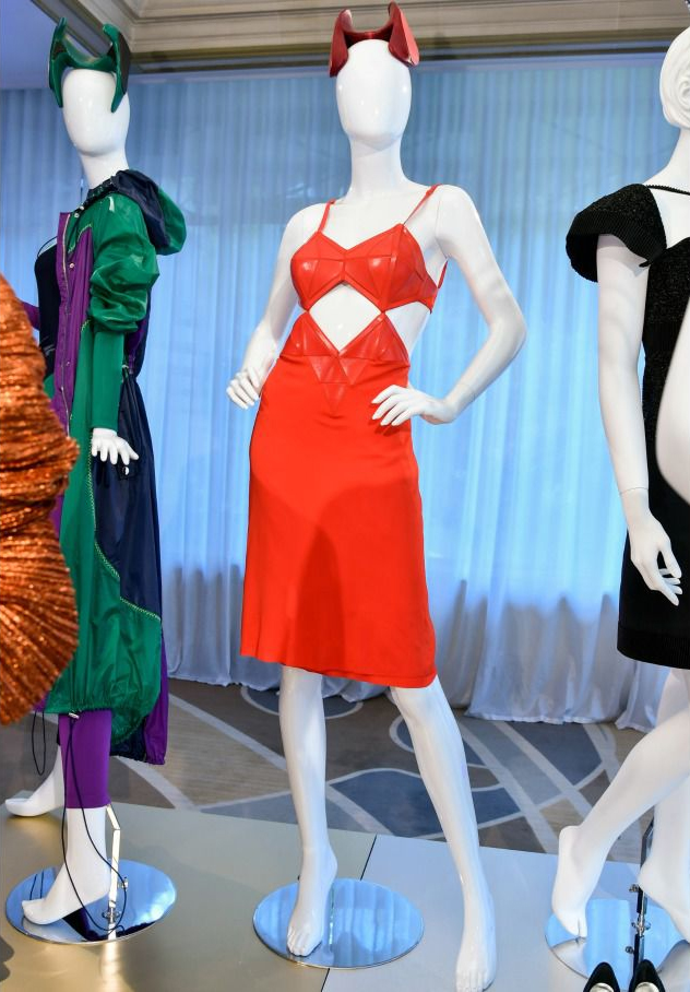 Chiếc váy vinyl ấn tượng là tác phẩm của Jean-Paul Gaultier - tên tuổi gắn liền với nữ hoàng nhạc pop Madonna.