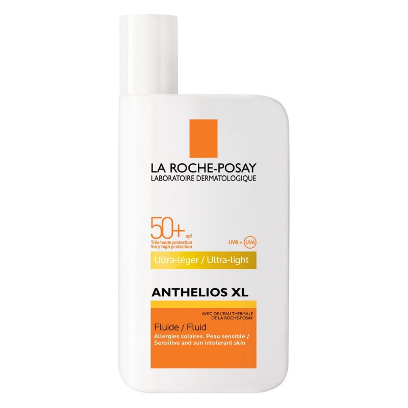 Kem chống nắng của La Roche-Posay Anthelios 50 Mineral Tinted Sunscreen SPF 50+ có khả năng kiềm dầu, lâu trôi và làm đều màu da rất tốt nên bạn có thể sử dụng như một lớp nền mỏng nhẹ mỗi ngày. Giá tham khảo: 550.000VND
