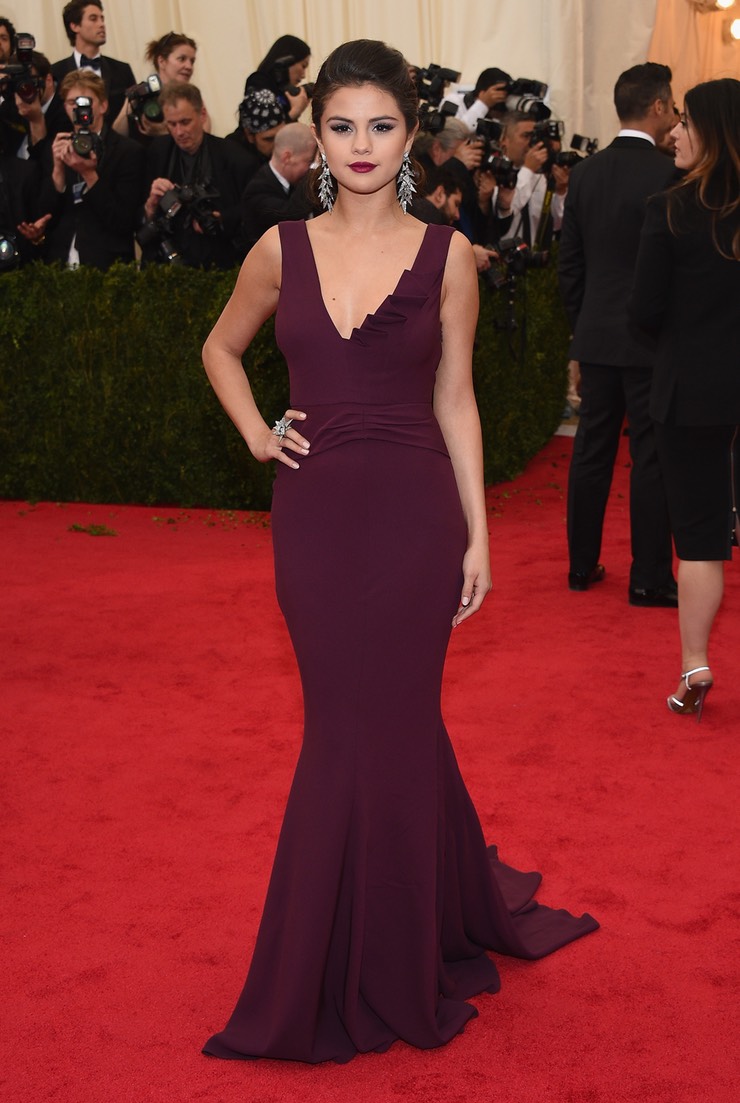 Cùng với sự trưởng thành trong phong cách là sự tăng lên của tần suất xuất hiện của Selena tại những sự kiện thời trang lớn. Cô chọn cho mình thiết kế thanh lịch màu mận chín từ thương hiệu Diane von Furstenberg tại MET Gala 2014.