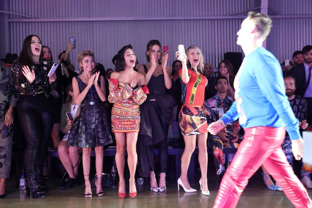 Ashley Graham, Sarah Hyland, Vanessa Hudgens, Kate Beckinsale và Fergie cỗ vũ hết mình cho giám đốc sáng tạo Jeremy Scott khi show diễn kết thúc.