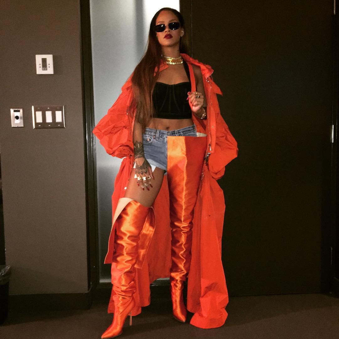 Rihanna luôn là người tiên phong trong thời trang, khi là một trong những người đầu tiên diện thiết kế độc đáo này của Vetements vào tháng 8 năm ngoái khi biểu diễn tại nhạc hội OVO.