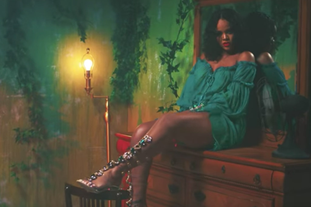 Mẫu sandal trong bộ sưu tập mới nhất của Rihanna kết hợp cùng Manolo Blahnik cộng hưởng thêm cho sự gợi cảm và hấp dẫn của trang phục.