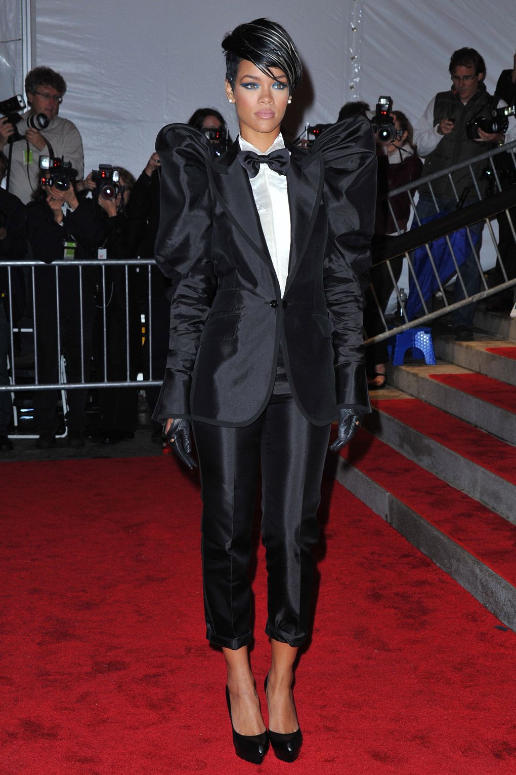 Tại MET Gala 2009, Rihanna gây sốc với bộ tuxedo của Dolce & Gabbana. Nhiều ý kiến trái chiều được đưa ra về trang phục này, nhưng không thể phủ nhận rằng đây là một trong những trang phục đáng nhớ nhất trong lịch sử MET Gala.