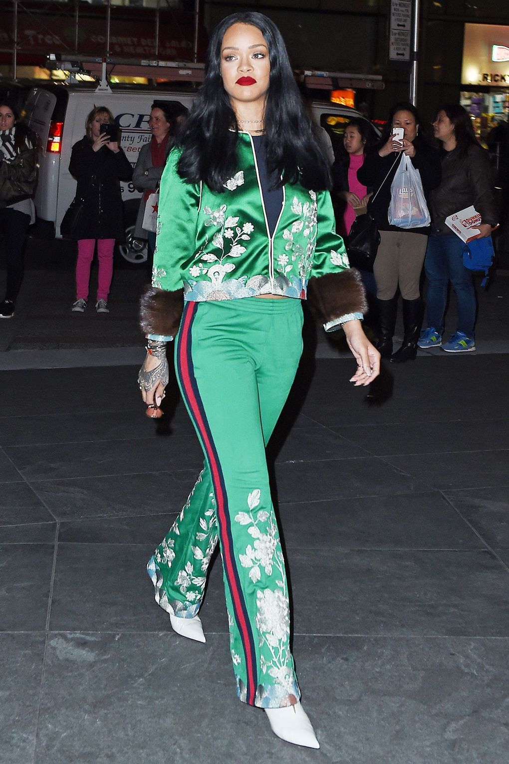 Sự trở lại của quần áo thể thao cũng không thoát khỏi radar thời trang tinh nhạy của Rihanna. Cô nâng loại trang phục bình dân này lên tầm cao mới với thiết kế từ Gucci.