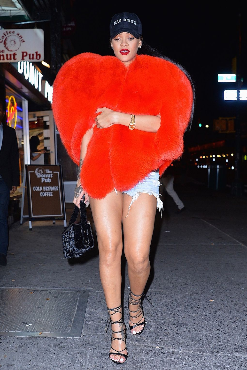 Trời lạnh vẫn không ngăn được Rihanna, bởi cô đã có chiếc áo lông ấn tượng từ Saint Laurent.