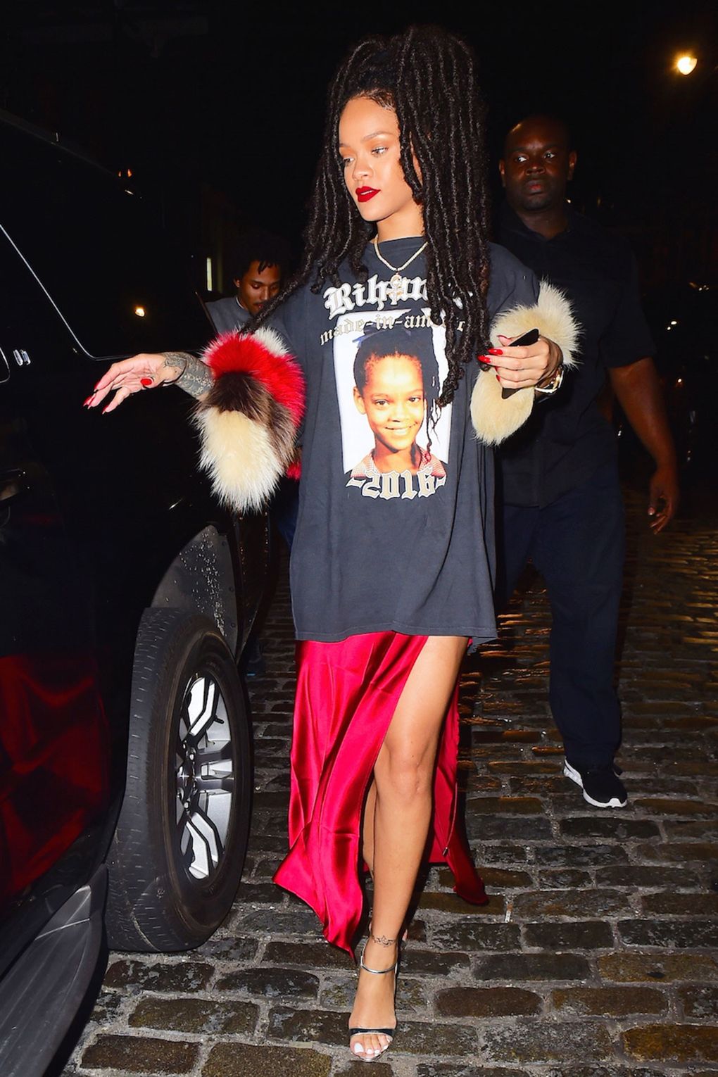 Kết hợp không giống ai của Rihanna: áo sweater in hình chính mình kết hợp cùng slip dress lại tỏ ra ăn ý đến bất ngờ.