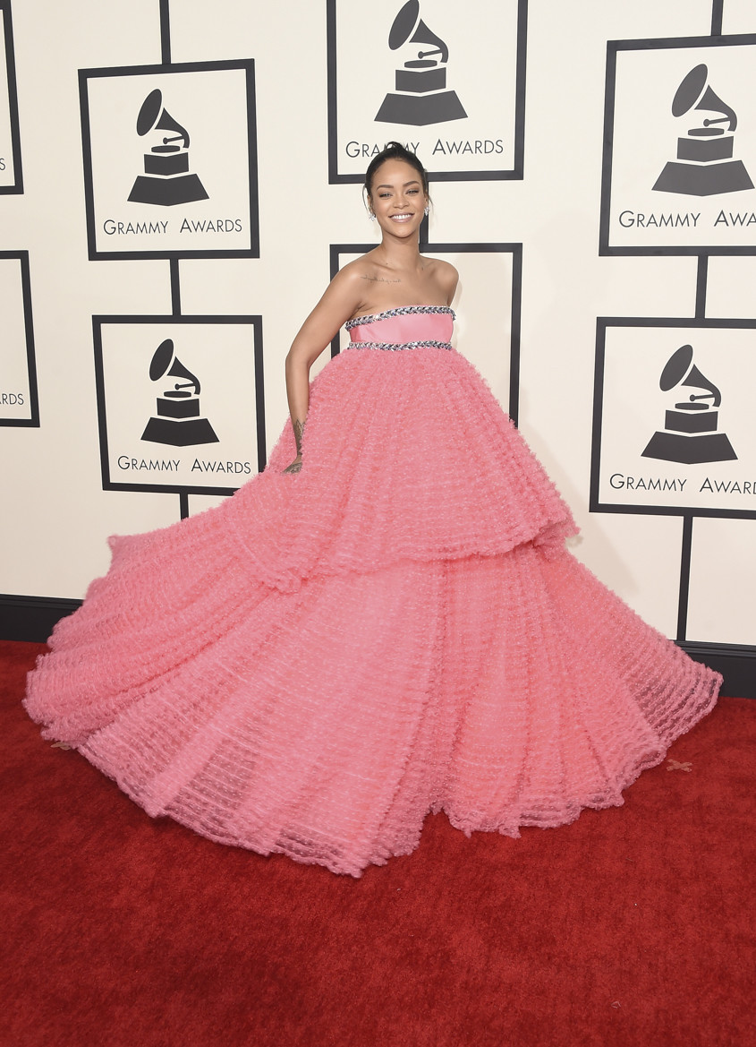 Chiếc đầm công chúa từ Giambattista Valli Haute Couture giúp Rihanna tỏa sáng trên thảm đỏ Grammy 2015.