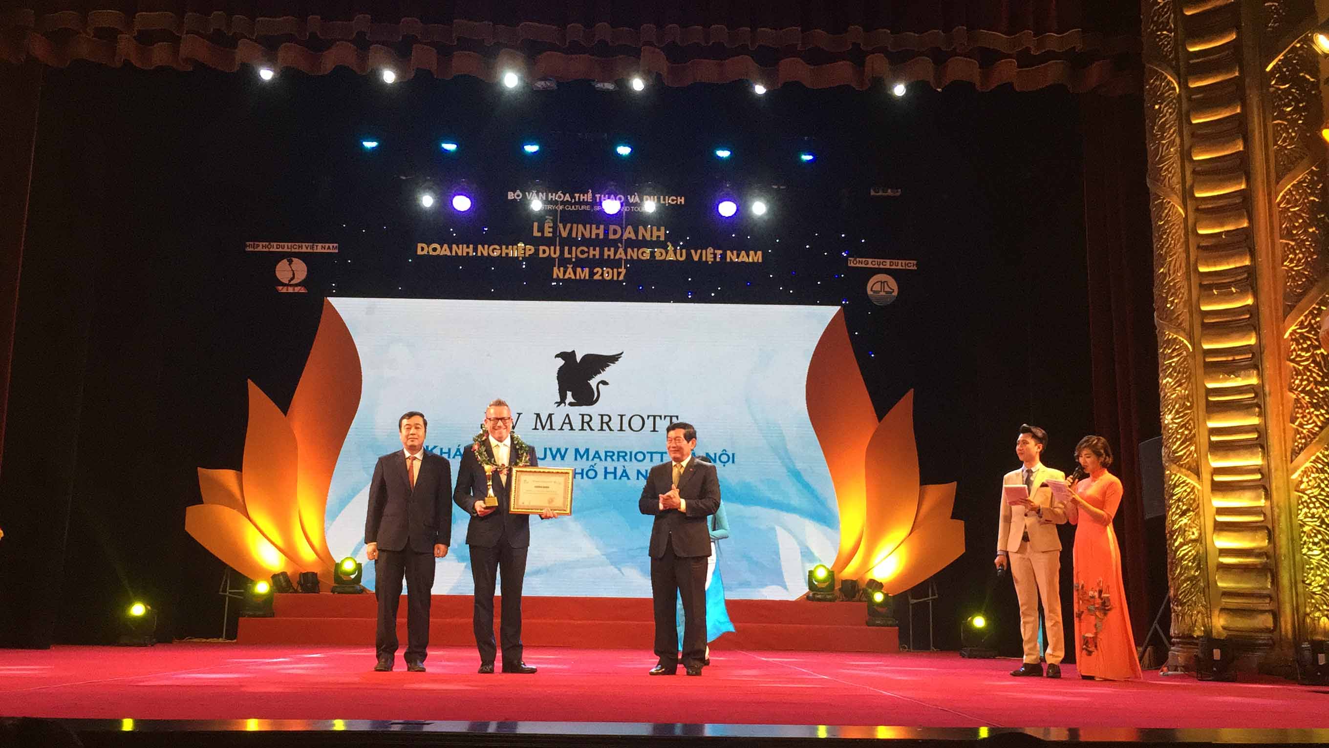 paul-dunn-u-director-of-sales-and-marketing-honored-to-receive-the-1st-rank-in-top-ten-5-star-hotels-in-vietnam-award