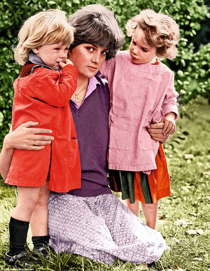Tại trường Mẫu giáo Young England ở Pimlico. Đây là vườn ươm nơi mà Lady Diana đang làm việc ba ngày một tuần làm trợ lý giảng dạy khi mối tình lãng mạn với Charles bắt đầu. Hình ảnh này với hai chi phí của cô đã được chụp vào tháng 9 năm 1980 ngay sau khi tin đồn lãng mạn đã tan vỡ. Diana đang mặc chiếc váy thoáng đãng nổi tiếng để lộ đôi chân dài của cô