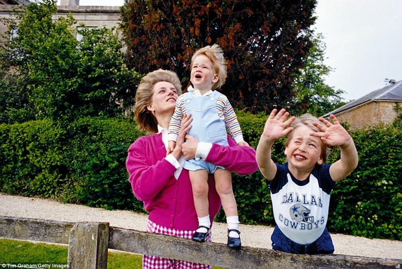 William, bốn, và Harry, gần hai, vẫy cha của họ khi ông rời khỏi Highgrove bằng trực thăng vào mùa hè năm 1986