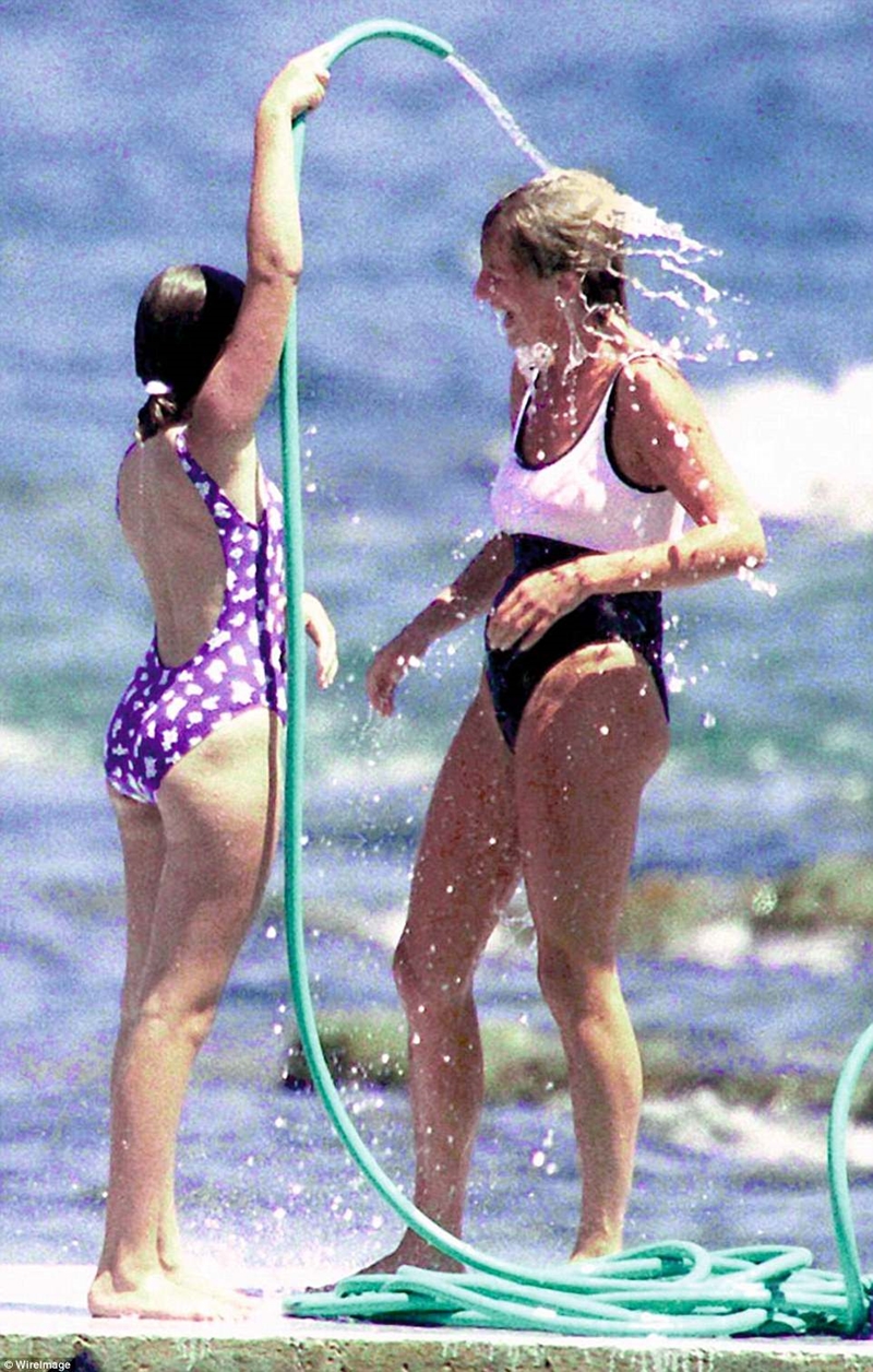 St Tropez, mùa hè năm 1997, và sau khi ngâm mình trên biển, Diana thích tắm vòi sen từ Camilla Fayed, con gái 12 tuổi của ông chủ Harrods Mohamed al Fayed. Đó là ngày 17 tháng 7, ba ngày sau khi cô giới thiệu với con trai của Fayed Dodi Đọc thêm: http://www.dailymail.co.uk/femail/article-4733082/Diana-s-glorious-unseen-photo-album.html#ixzz4oEgEjWbn Theo chúng tôi: @MailOnline trên Twitter | DailyMail trên Facebook