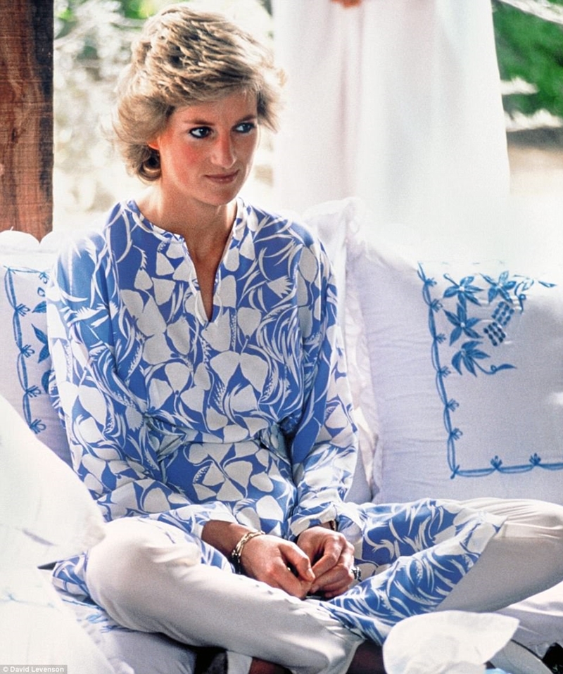  Demure Diana trong bộ trang phục của Catherine Walker tại một bữa ăn ngoài trời trong sa mạc trong chuyến lưu diễn Ả-rập Xê-út cùng với Charles. Đó là năm 1986 và, mặc dù thế giới vẫn chưa biết, cuộc hôn nhân của họ đang gặp rắc rối lớn