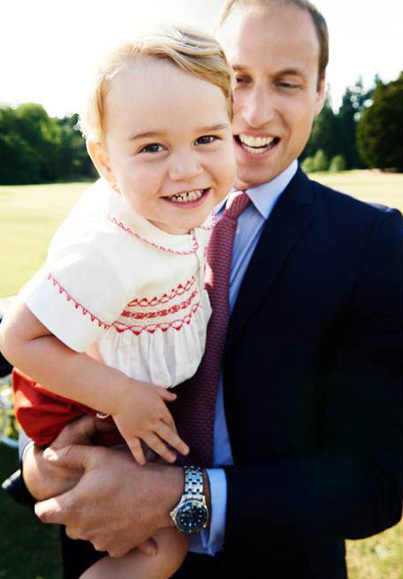 Đại diện phát ngôn của Hoàng gia Anh cho hay: "Tấm ảnh này lưu giữ khoảnh khắc hạnh phúc trong ngày trọng đại của Công tước và Công nương cùng gia đình. Chúng tôi hân hạnh chia sẻ nó cùng các bạn nhân dịp sinh nhật lần thứ hai của Hoàng tử George. Trong ảnh là Hoàng tử William đang bế Hoàng tử bé George, được chụp tại vườn ở Sandringham House, thuộc series ảnh được chụp bởi nhiếp ảnh gia Mario Testino vào Lễ rửa tội của Công chúa Charlotte vào Chủ nhật, ngày 5 tháng 7"