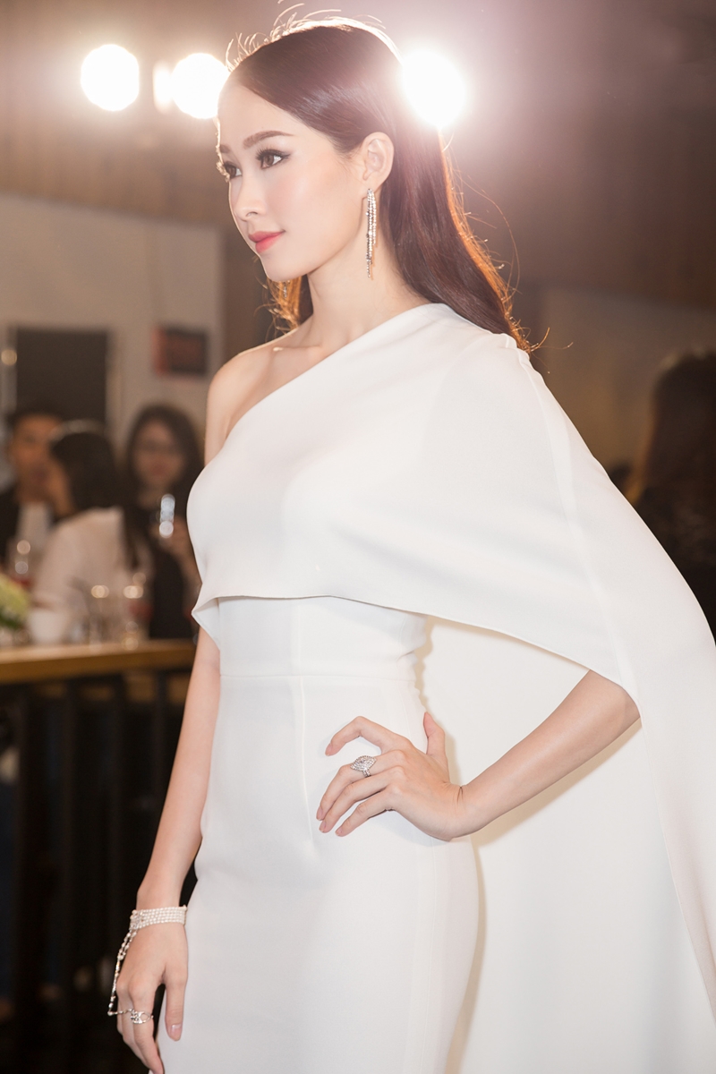 Hoa hậu Đặng Thu Thảo cũng thu hút các ánh nhìn bởi vẻ đẹp sang trọng và quyến rũ với bộ đầm được thiết kế đặc biệt