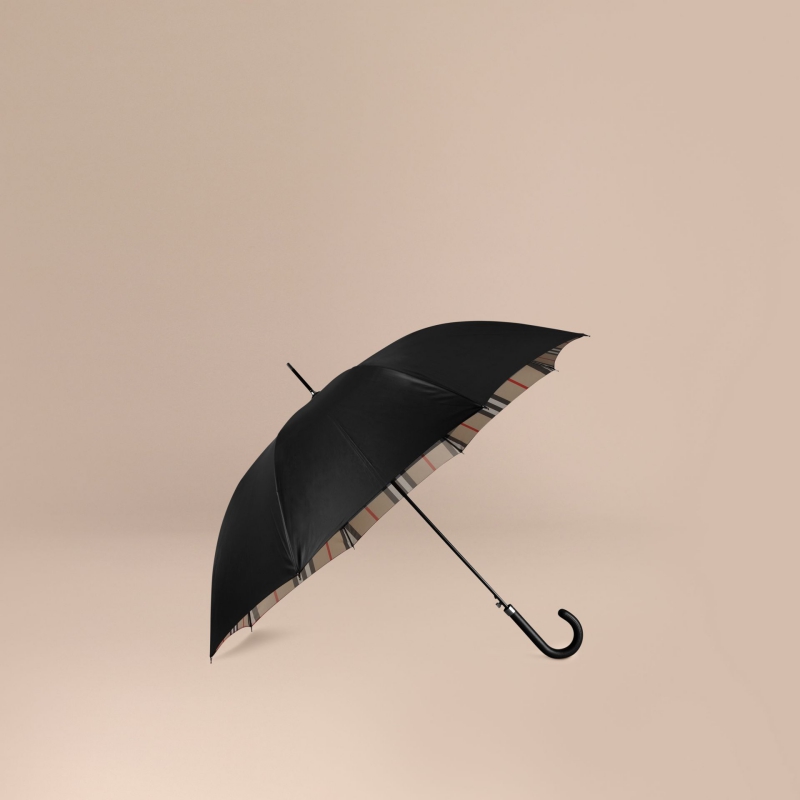 Những mẫu ô đi mưa của Burberry cũng được sáng tạo rất khéo léo. 