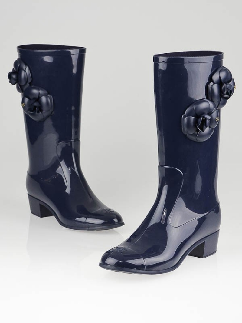 Đôi boots đi mưa đình đám của Chanel luôn được các tín đồ thời trang khắp thế giới săn đón để trang bị sẵn trong tủ đồ của mình. 