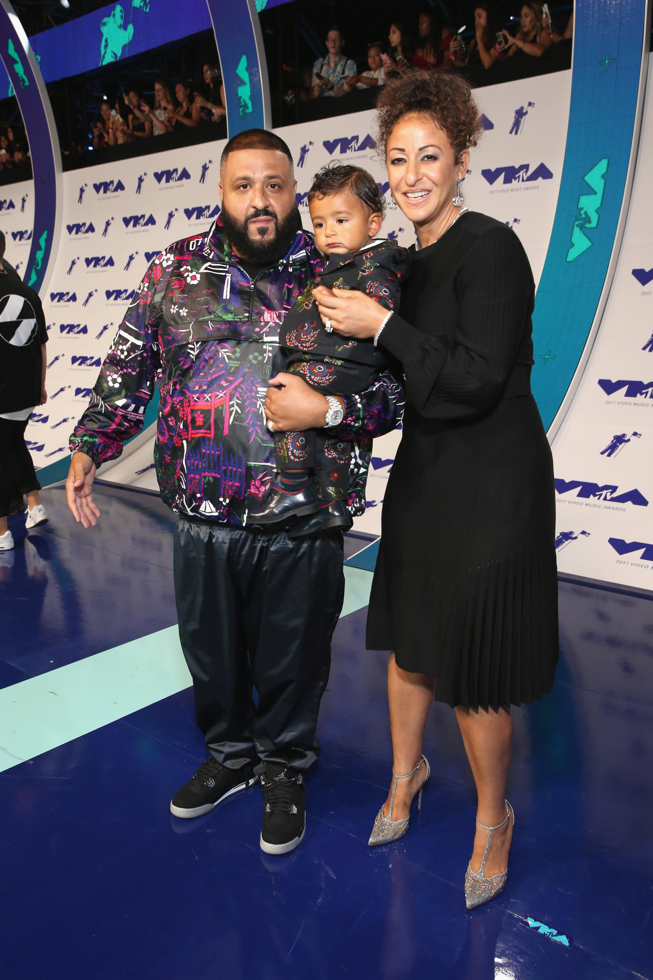 Nhà sản xuất âm nhạc DJ Khaled cùng cậu con trai nhỏ (mặc trang phục Gucci) và vợ trước giờ VMA 2017 lên sóng.