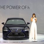 Siêu mẫu Hà Anh đọ dáng cùng Lexus LS 500h