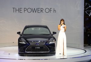 Siêu mẫu Hà Anh đọ dáng cùng Lexus LS 500h