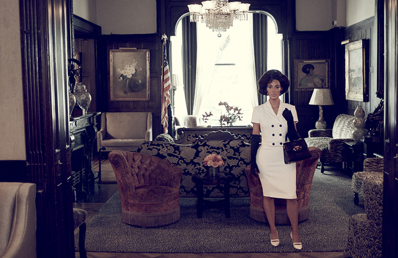 Jacqueline Kennedy Onassis (gọi thân mật là Jackie O) được coi là quý bà kiều diễm nhất trong các Đệ nhất phu nhân xứ cờ hoa. Trong suốt thời gian làm bà chủ Nhà Trắng, Jackie luôn là một biểu tượng thời trang trong nước và quốc tế.