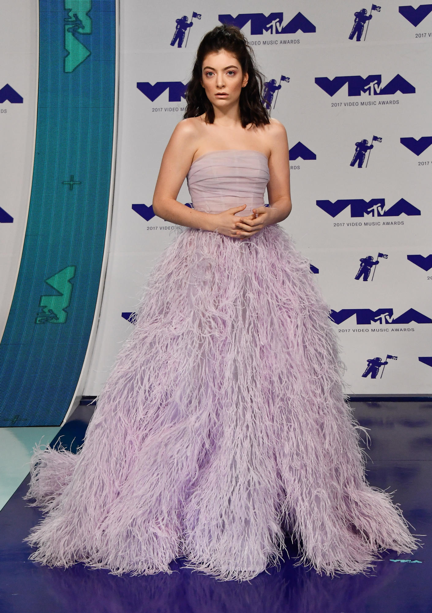 Lorde hiền lành và dịu dàng trong bộ đầm màu tím lavender của Monique Lhuillier.