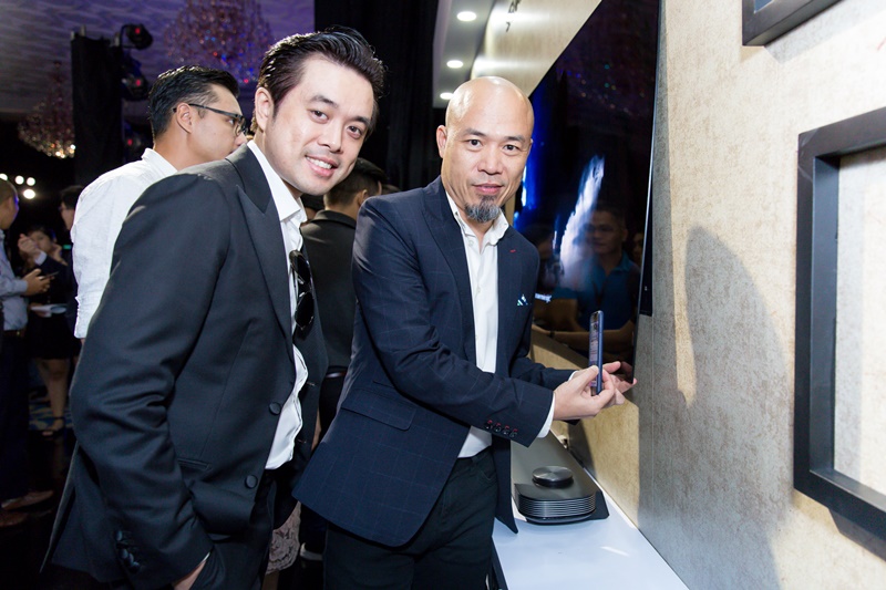 Nhạc sĩ Dương Khắc Linh và nhạc sĩ Huy Tuấn ấn tượng với màn hình mềm có thể dán lên tường của TV LG OLED Signature W