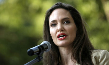 Thực hư chuyện Angelina Jolie dùng tiền “mồi chài” trẻ em