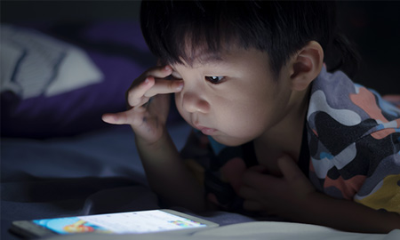 Nhiều trẻ em Việt mắc hội chứng TIC do chơi game, dùng smartphone