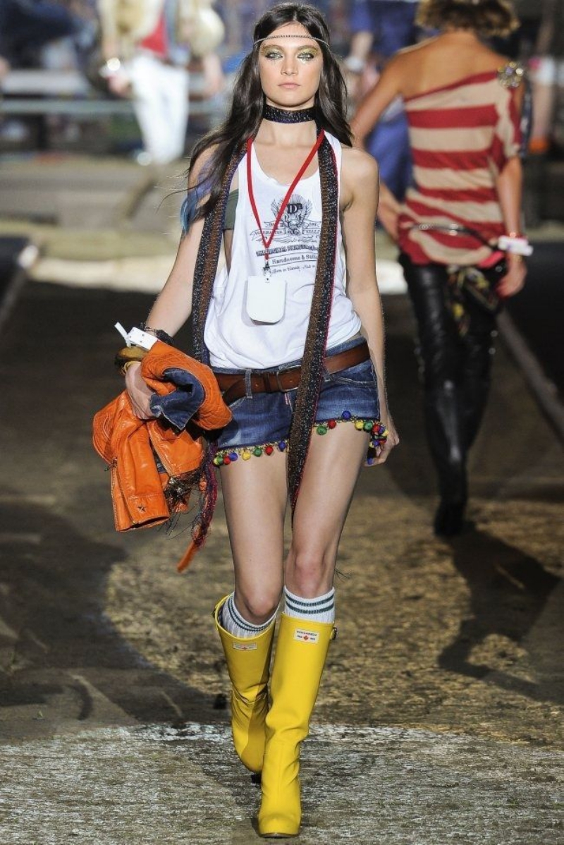 DSquared2 cũng đã từng cho người mẫu mang đôi boots màu vàng trên sàn diễn. Ai nói boots đi mưa không thời thượng cơ chứ? 