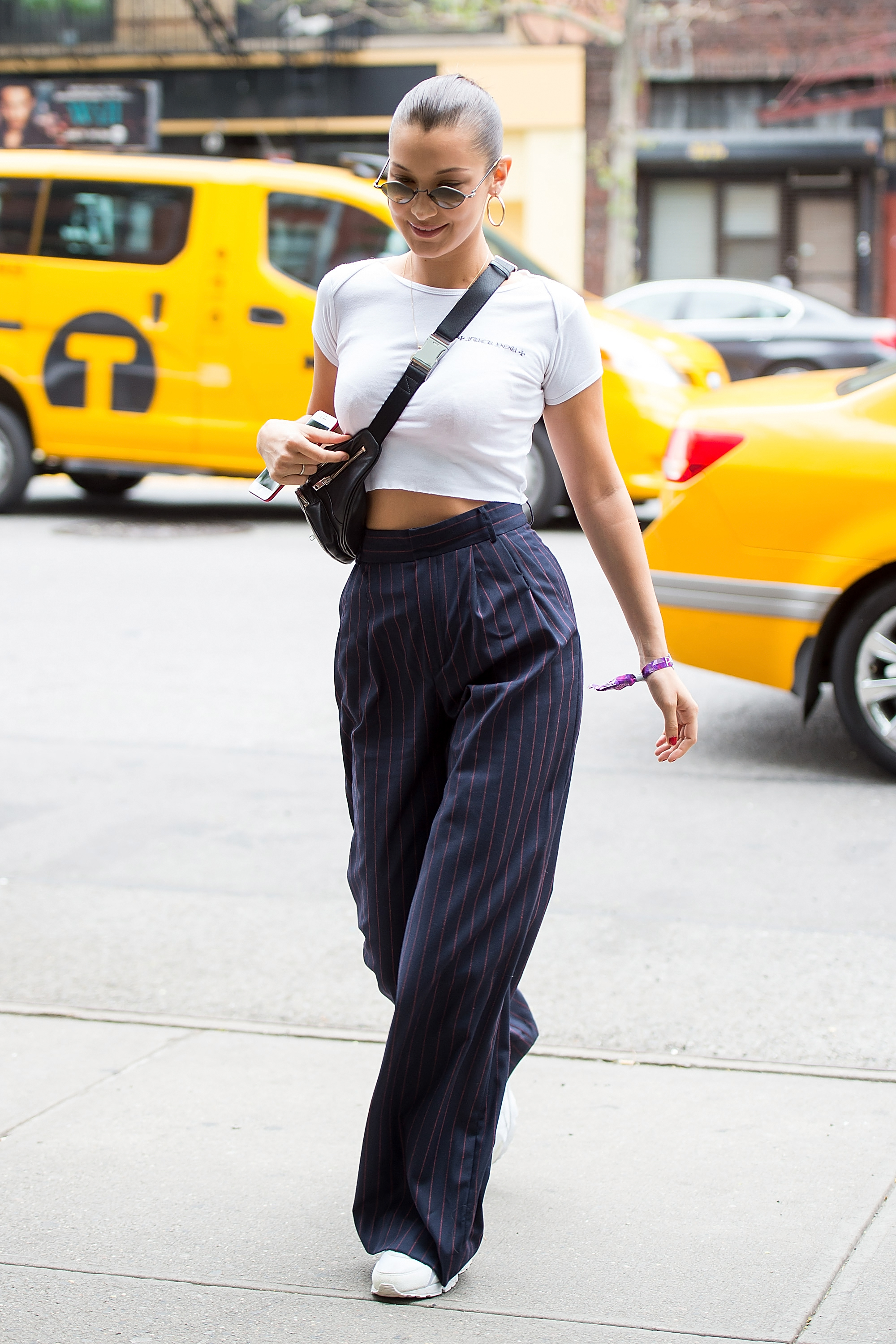 Kết hợp kiểu quần lưng cao kẻ sọc với crop top trắng đơn giản, sự gợi cảm của Bella Hadid được tôn lên trọn vẹn.