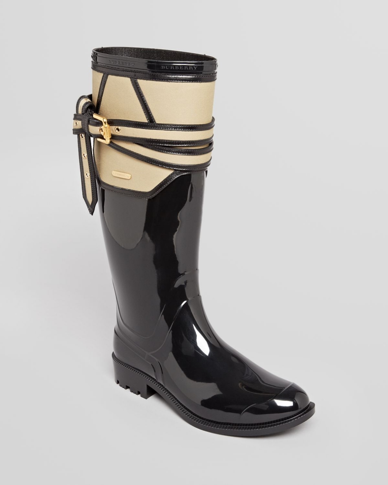 Khỏe khoắn và tinh tế với thiết kế không bao giờ lỗi mốt, boots đi mưa của Burberry là lựa chọn hoàn hảo cho mùa mưa ở bất kỳ nơi nào. 