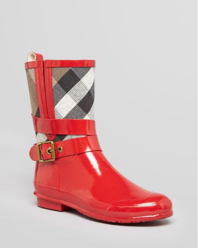 Sự biến tấu về độ cao của boots đi mưa mang đến lựa chọn đa dạng cho các tín đồ thời trang. 