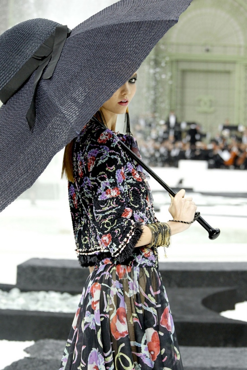 Trong show diễn Xuân Hè 2011, nhà mốt Chanel giới thiệu một thiết kế dù đặc sắc, lấy cảm hứng từ chiếc mũ rộng vành. Dĩ nhiên, đây chỉ là một chiếc dù để che nắng và chống chọi với cơn mưa nhỏ. 