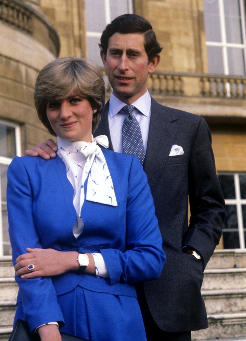 Năm 1981, Thái tử Charles và Diana tuyên bố đính hôn. Nhẫn đính hôn của công nương xứ Wales không theo chuẩn Hoàng gia thông thường. Chiếc nhẫn làm từ đá sapphire của Diana (hiện đang thuộc về công nương Kate Middleton) thời đó có thể được coi là khá bình thường, được bà chọn từ bộ sưu tập của thương hiệu Garrard.