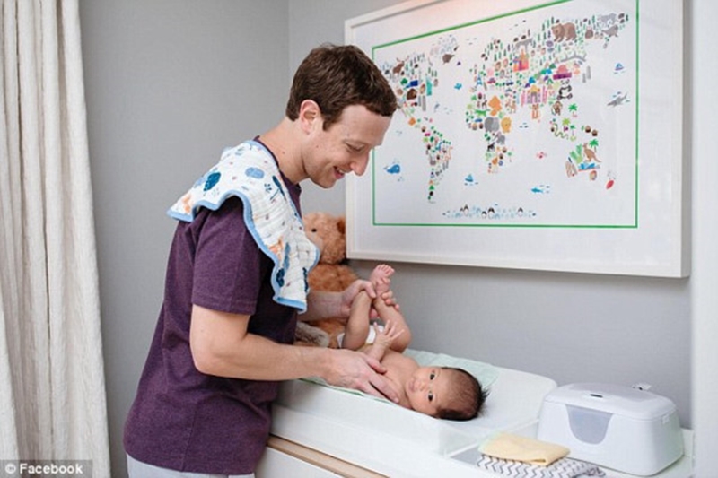 Bức ảnh cho thấy Zuckerberg là một ông bố đảm đang, tự tay chăm sóc cho con gái của mình, thay vì thuê người giúp việc như nhiều nhân vật nổi tiếng khác