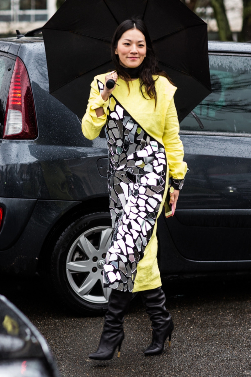 "Thời trang đánh bại thời tiết" là đây, bất chấp cơn mưa, cô nàng này vẫn tự tin xuống phố với bộ đầm cực kỳ nổi bật phối cùng boots đen cao cổ. 