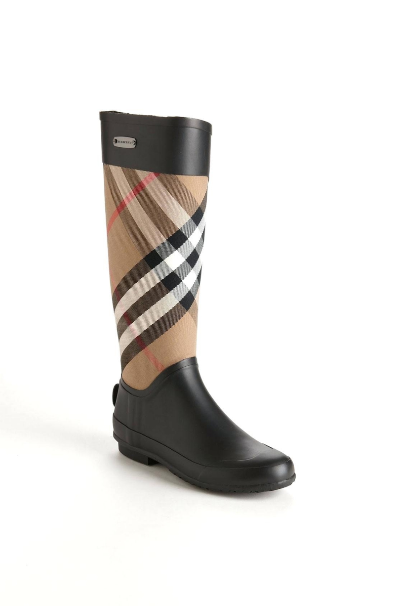 Được ra đời ở thành phố sương mù, Burberry luôn mang đến những thiết kế boots đi mưa đặc sắc. 