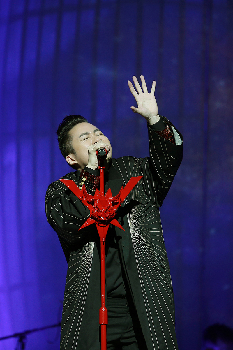 Tùng Dương mở đầu concert với ca khúc "Mang thai" của Sa Huỳnh.