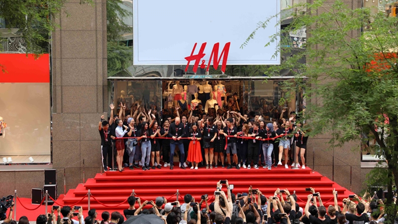 Cơn bão ngàn người vào ngày H&M khai trương