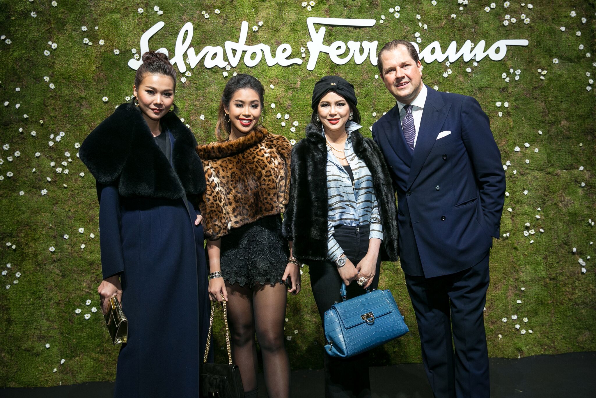 Có mặt cùng Thanh Hằng tại show diễn BST Xuân Hè 2018 của Salvatore Ferragamo còn có nữ doanh nhân Lê Hồng Thủy Tiên (thứ hai từ phải qua) cùng con gái Thảo Tiên (thứ hai từ trái qua). 