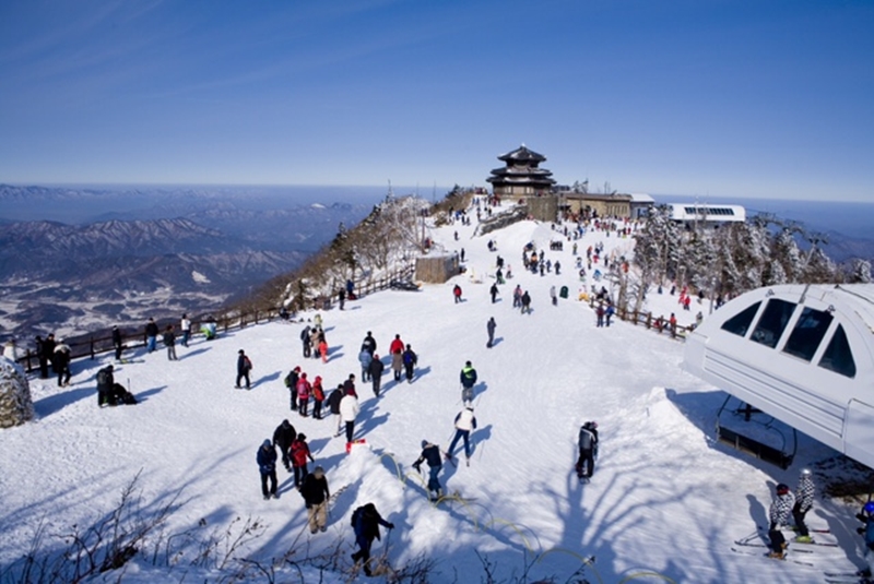 Ngoài trượt tuyết, du khách còn có thể tham gia các môn thể thao mùa đông