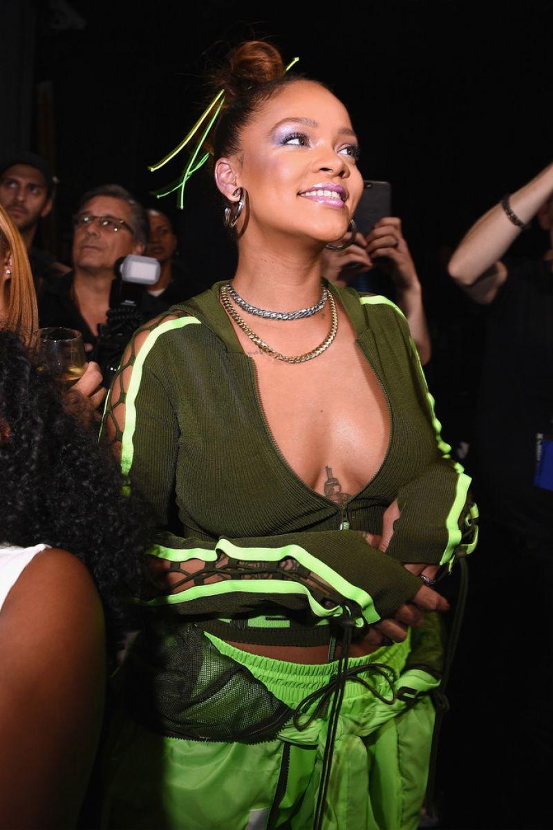 Và đây là Rihanna trong hậu trường show diễn Xuân Hè 2018 của Fenty x Puma.